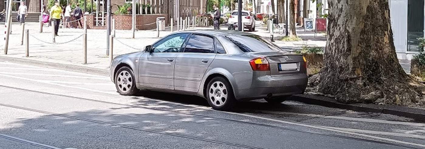 Ein Auto parkt in zweiter Reihe