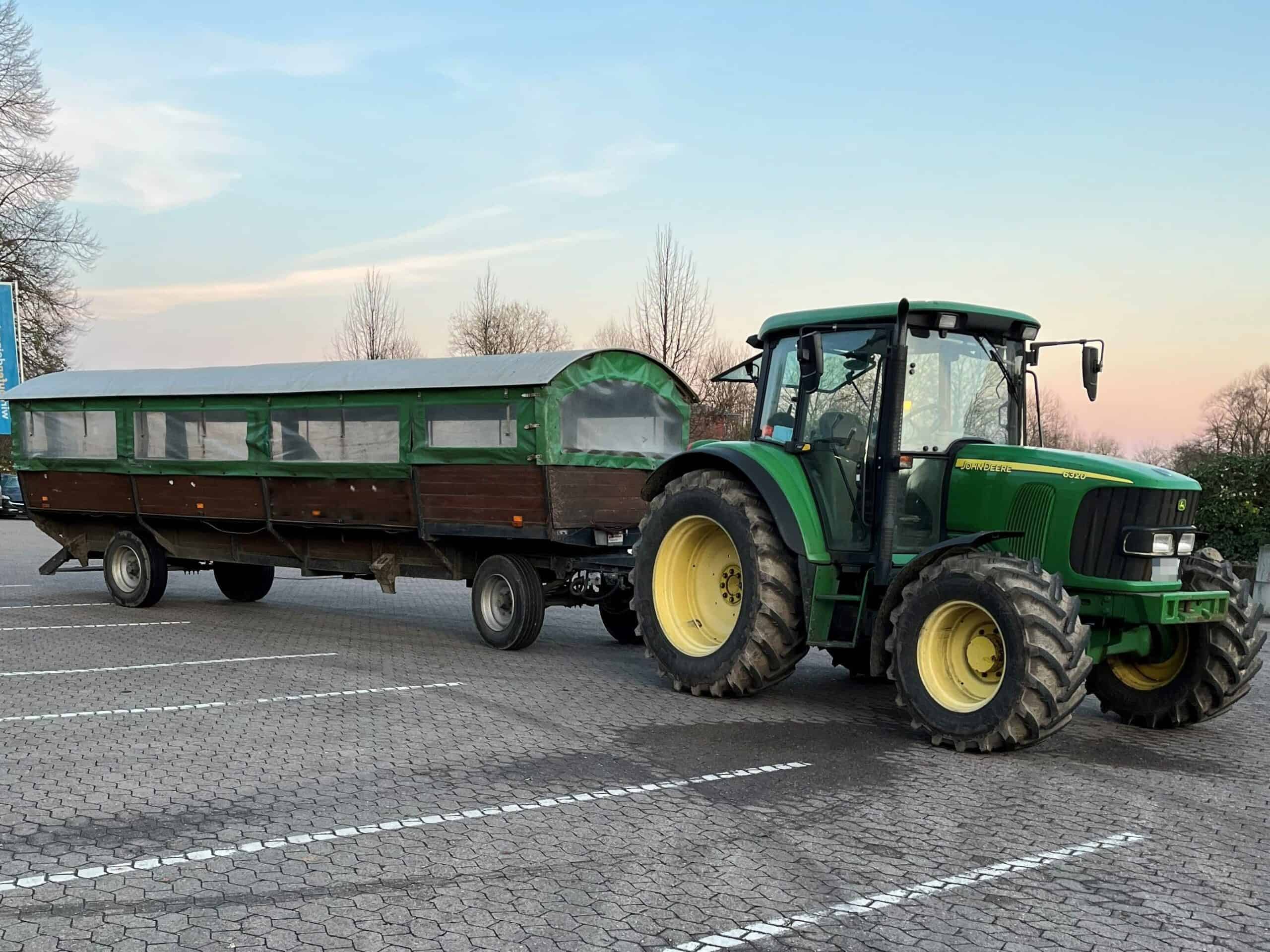 Traktor mit Anhänger auf Parkplatz