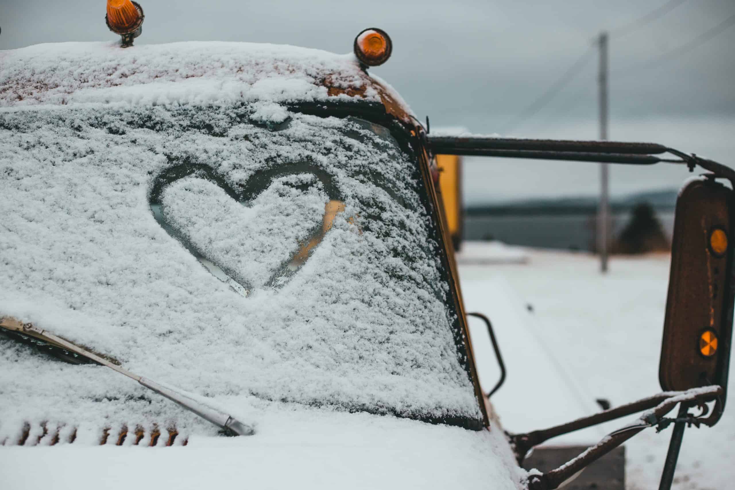 Autoscheiben müssen vor Fahrtantritt vollständig von Schnee und Eis befreit sein!