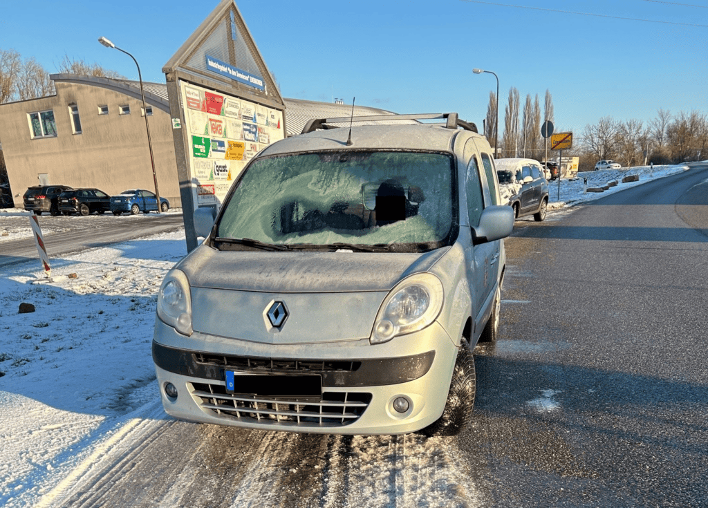 Die Scheibe muss vollständig frei sein! Gucklochfahren ist tabu!