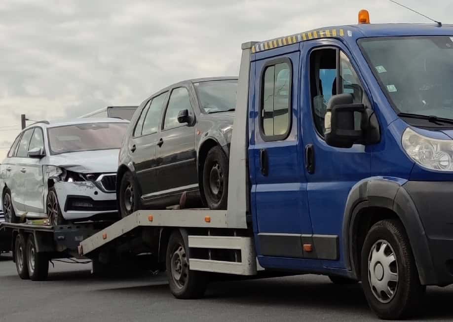 Autotransporter mit beschädigten Fahrzeugen