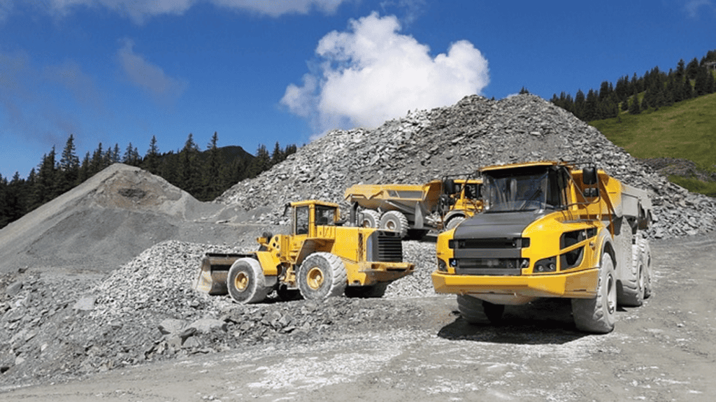 Baumaschinen bei Steinbruch im Gebirge