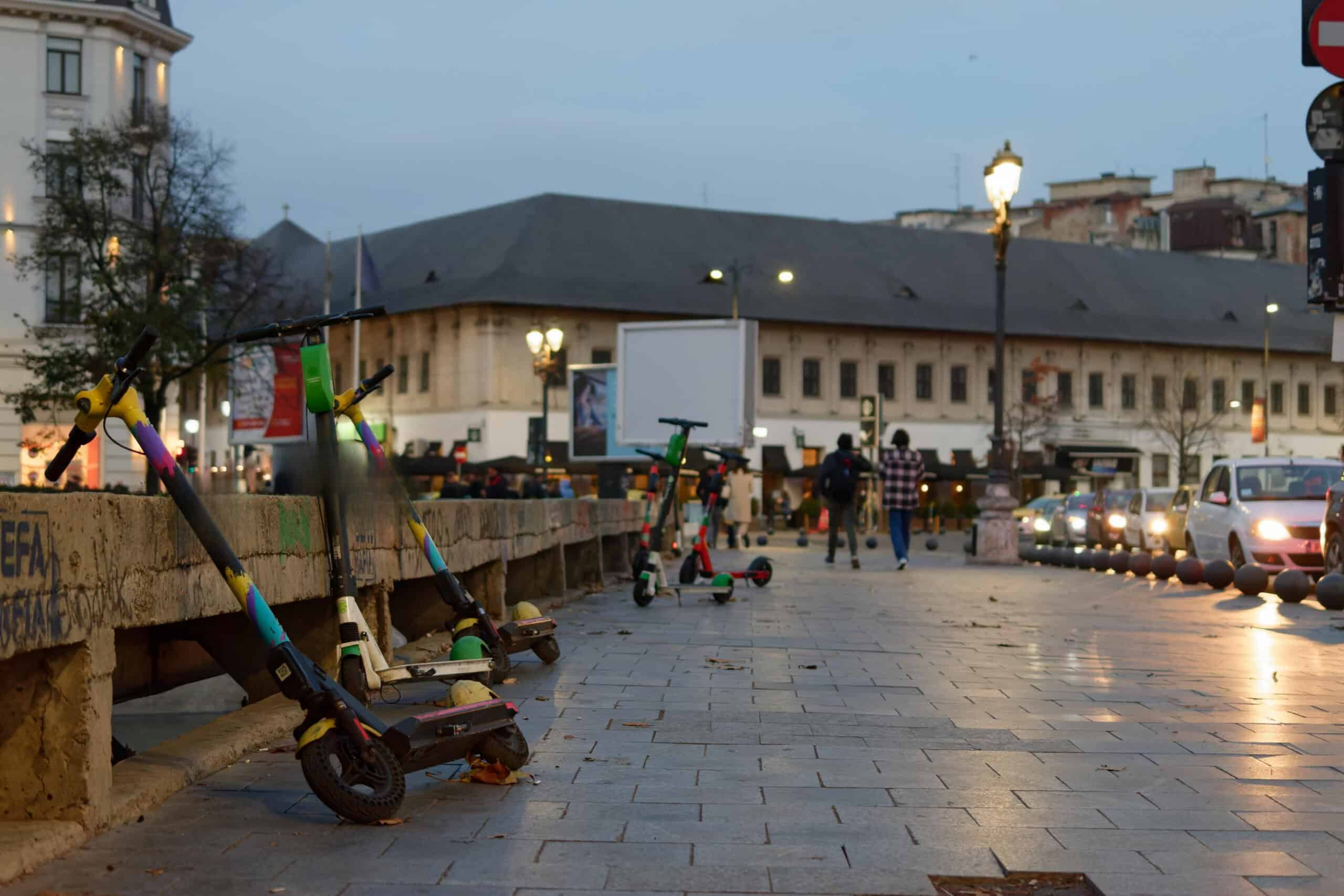 E-Scooter auf Gehweg in der Abenddämmerung