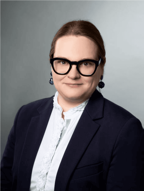 Professionelles Portr&auml;t einer Frau mit schwarzer Brille